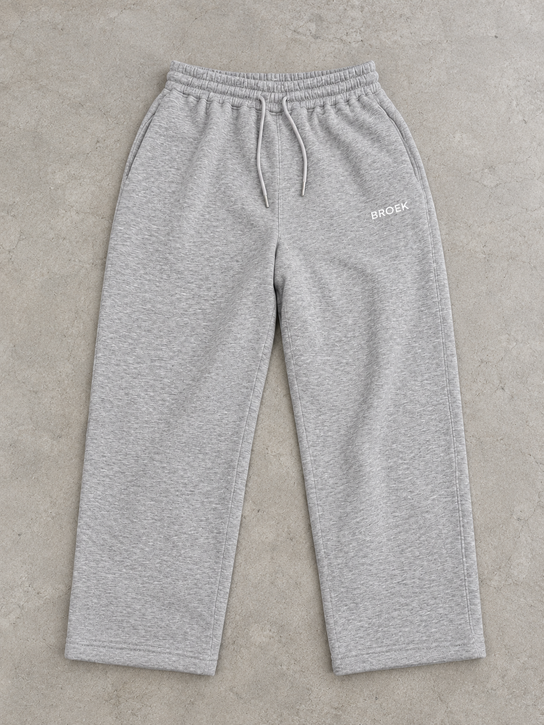 BROEK Relaxed Sweatpants – Grey Melange — القطعة من الأمام — فلات لاي