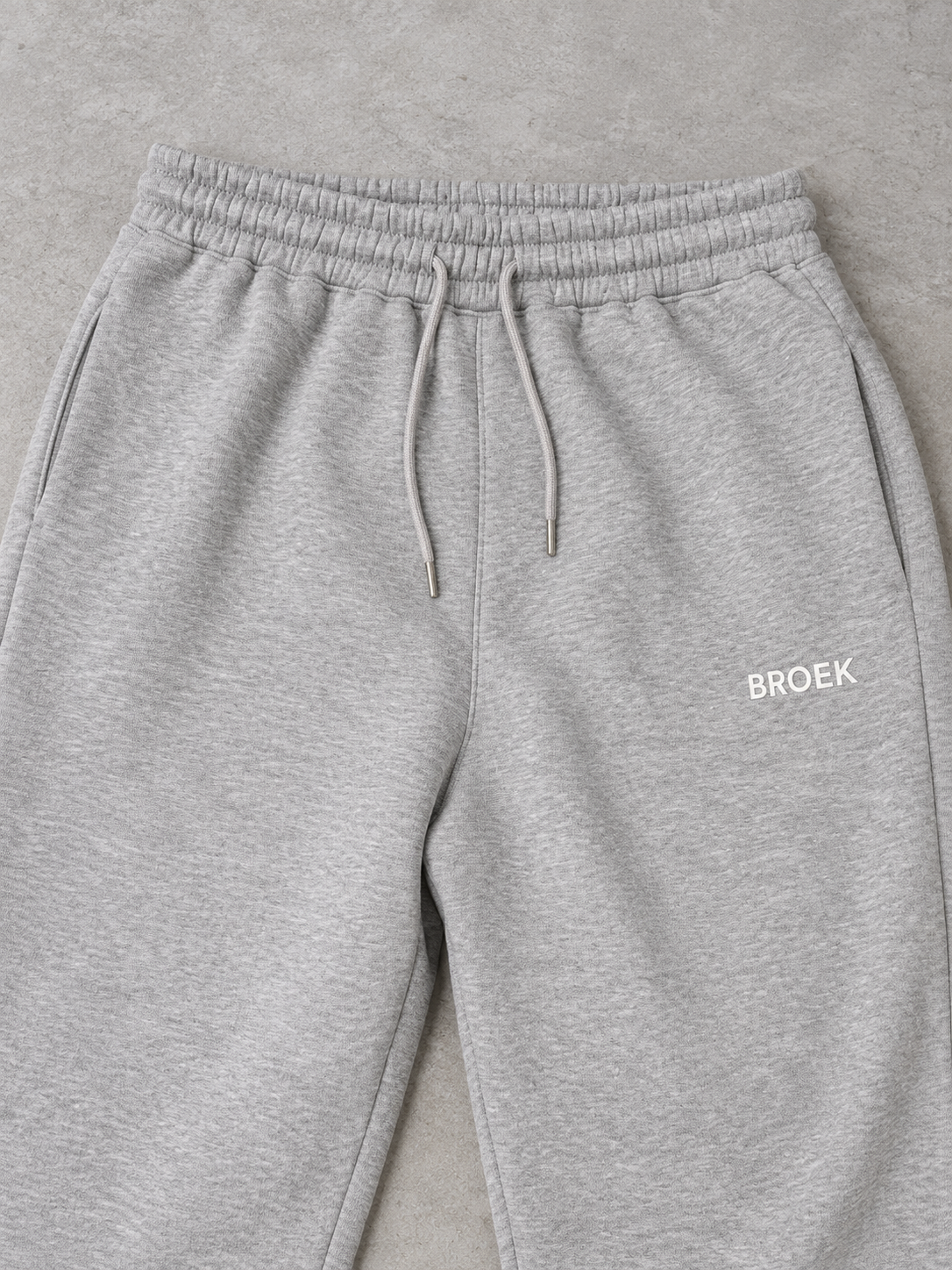 BROEK Relaxed Sweatpants – Grey Melange — تفاصيل الرابر والكمر والجيب والرباط