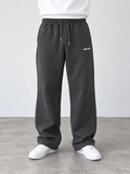 BROEK Relaxed Sweatpants – Smoked Grey — أمام — الرجلان مفتوحتان