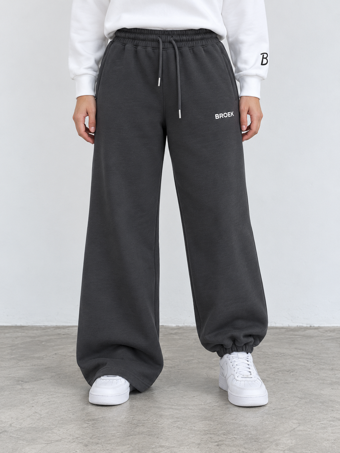 BROEK Relaxed Sweatpants – Smoked Grey — أمامية واحدة — رجل مضمومة وأخرى مفتوحة