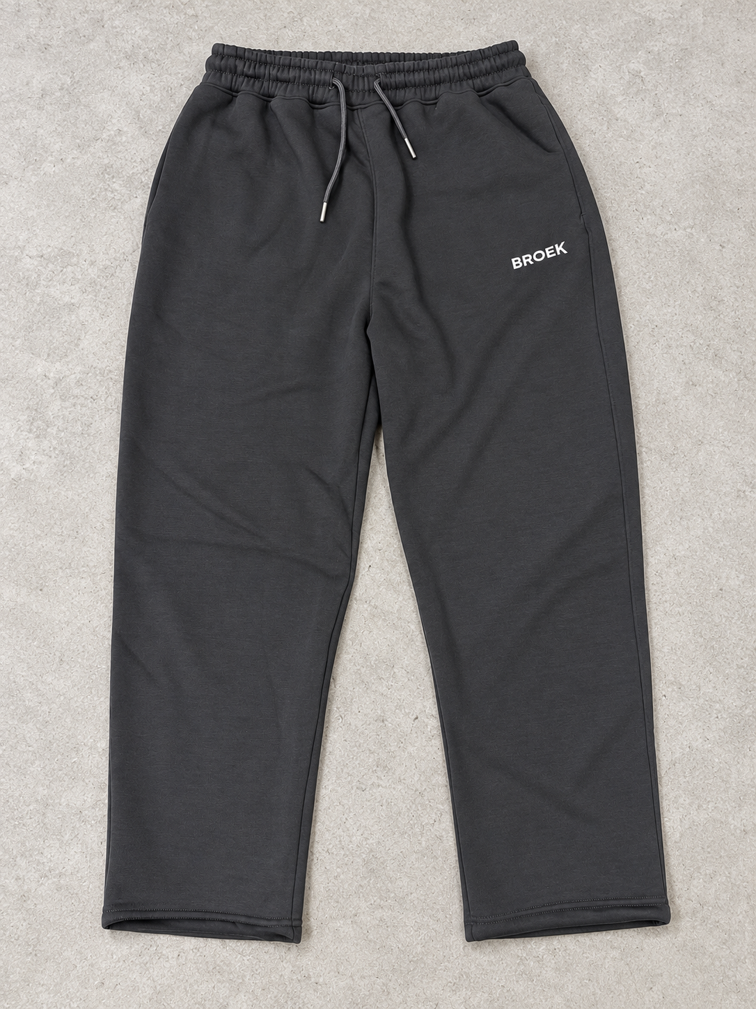 BROEK Relaxed Sweatpants – Smoked Grey — القطعة من الأمام — فلات لاي