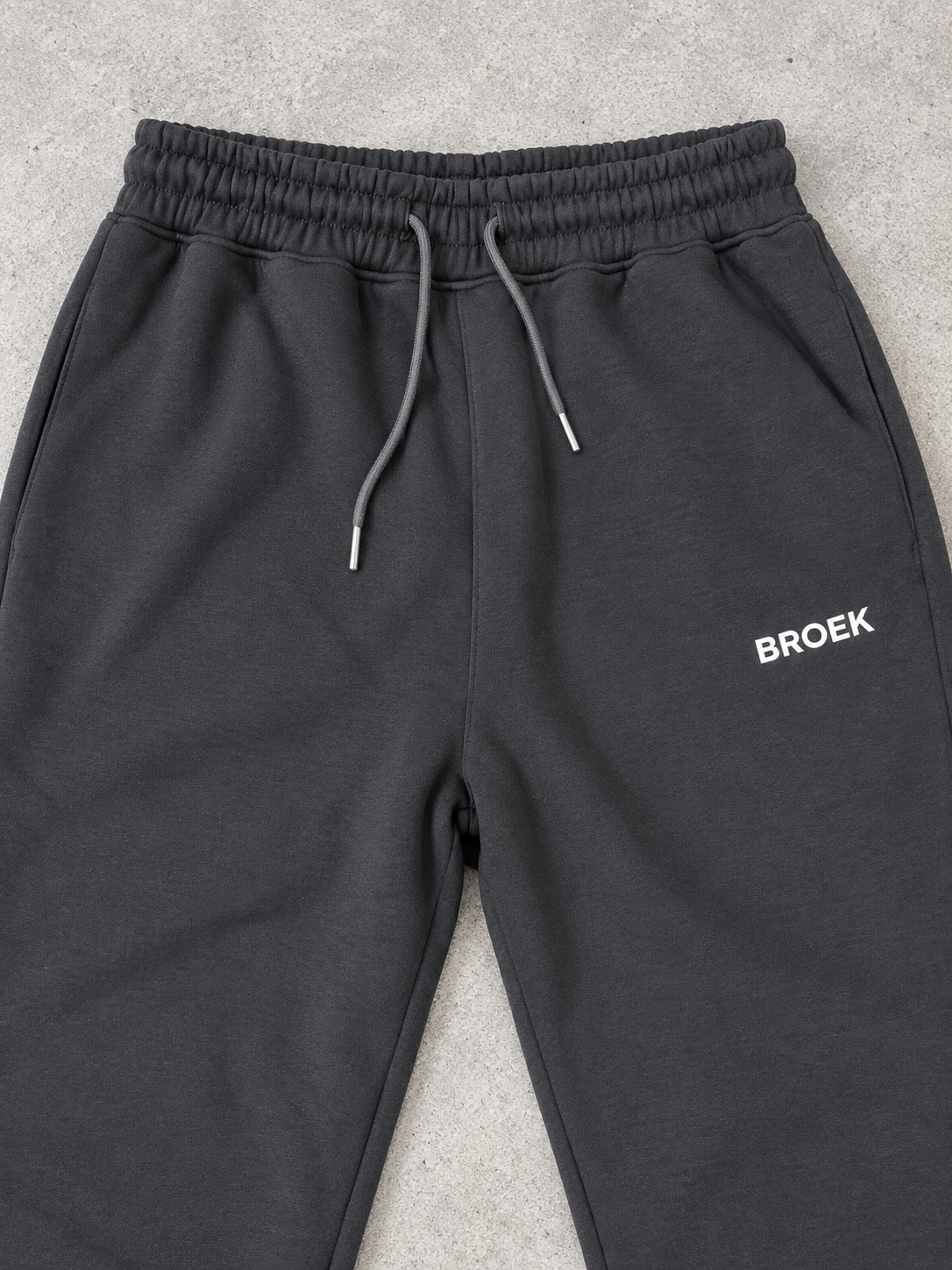 BROEK Relaxed Sweatpants – Smoked Grey — تفاصيل الرابر والكمر والجيب والرباط