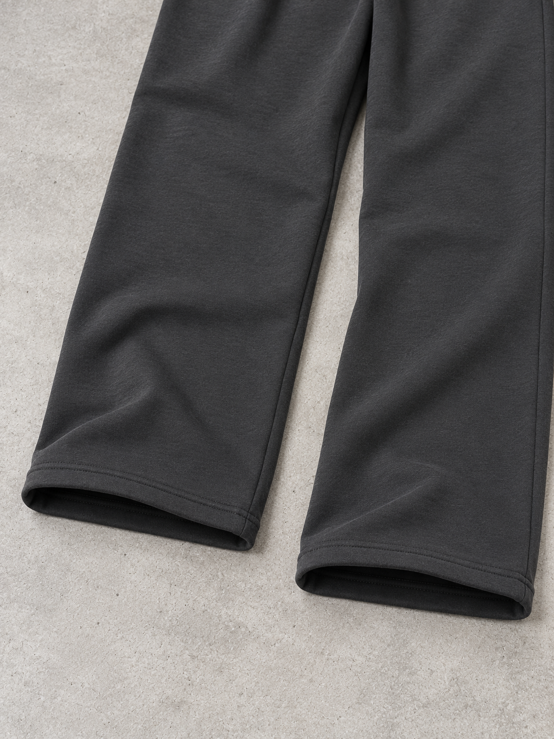BROEK Relaxed Sweatpants – Smoked Grey — ثنية الرجل من الخارج