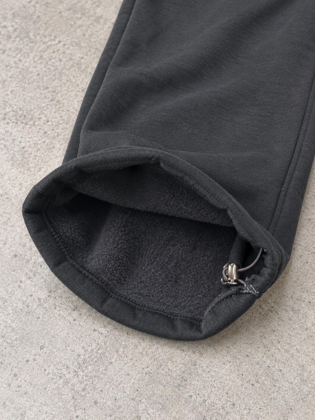BROEK Relaxed Sweatpants – Smoked Grey — الفليس والبكبك من الداخل