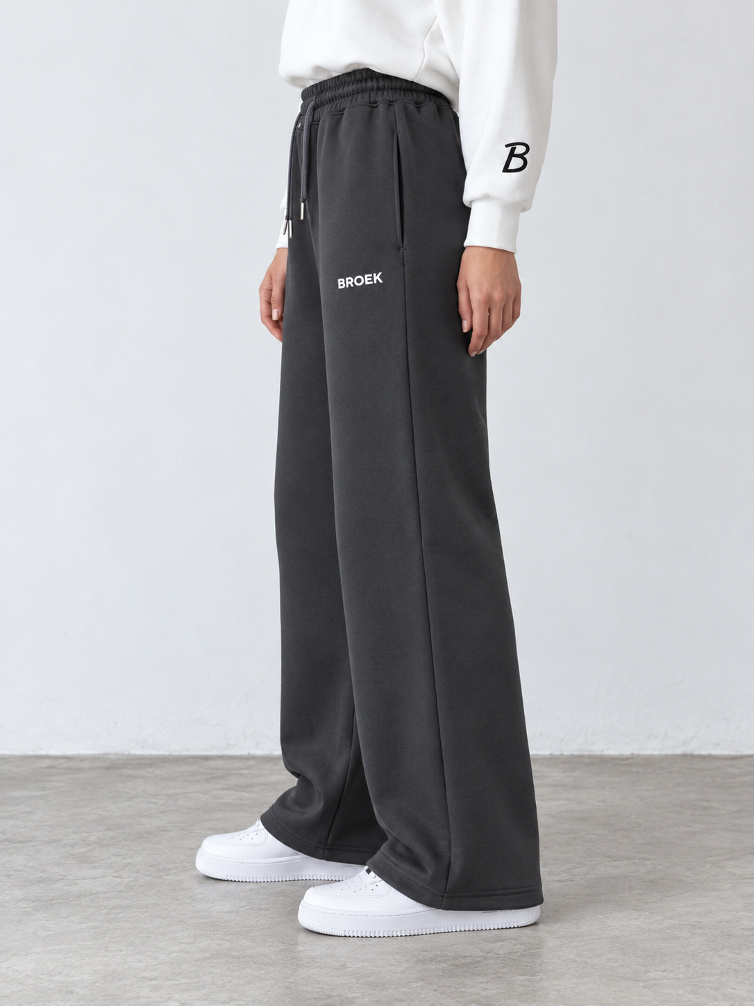 BROEK Relaxed Sweatpants – Smoked Grey — جنب البنطلون — الرجلان ستريت
