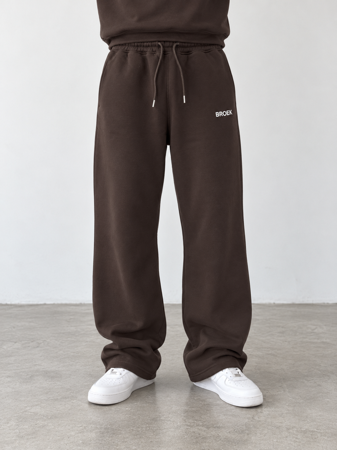 BROEK Relaxed Sweatpants – Brown — أمام — الرجلان مفتوحتان
