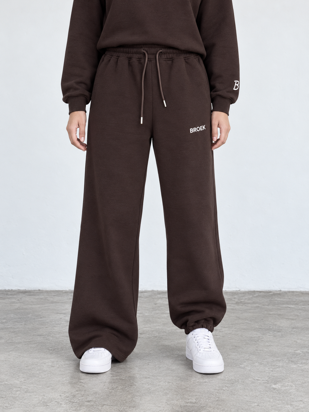 BROEK Relaxed Sweatpants – Brown — أمامية واحدة — رجل مضمومة وأخرى مفتوحة