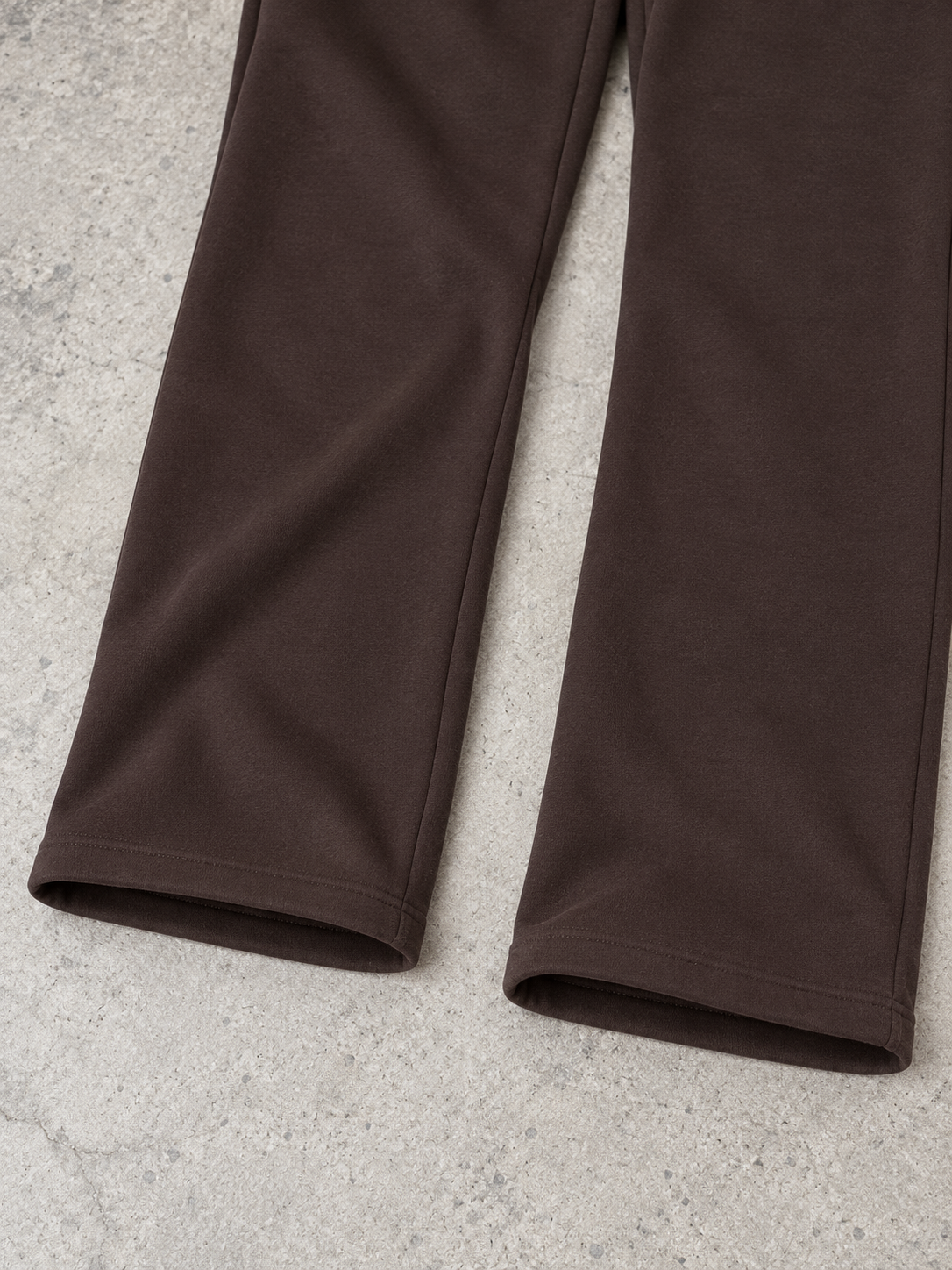 BROEK Relaxed Sweatpants – Brown — ثنية الرجل من الخارج