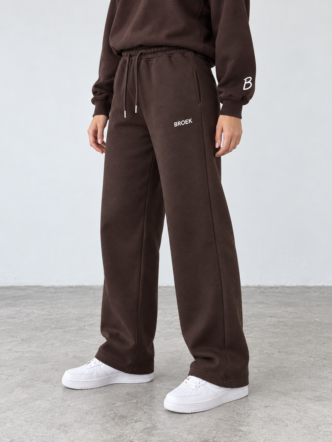 BROEK Relaxed Sweatpants – Brown — الجنب والجيب المصحح — الرجلان مفتوحتان