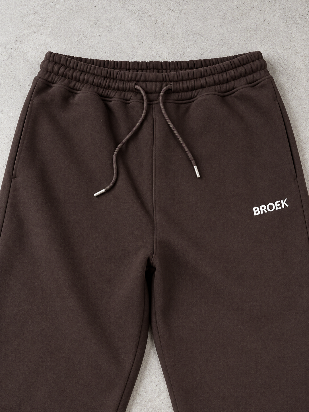 BROEK Relaxed Sweatpants – Brown — تفاصيل الرابر والكمر والجيب والرباط