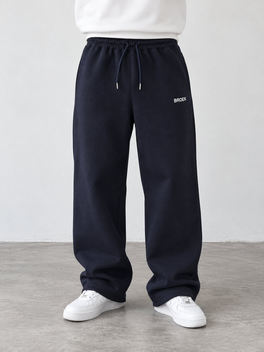 BROEK Relaxed Sweatpants – Navy — أمام — الرجلان مفتوحتان