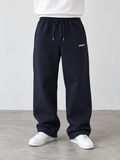 BROEK Relaxed Sweatpants – Navy — أمام — الرجلان مفتوحتان