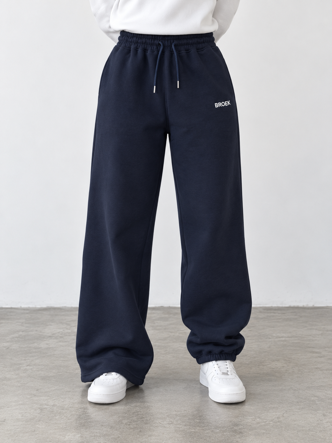 BROEK Relaxed Sweatpants – Navy — أمامية واحدة — رجل مضمومة وأخرى مفتوحة
