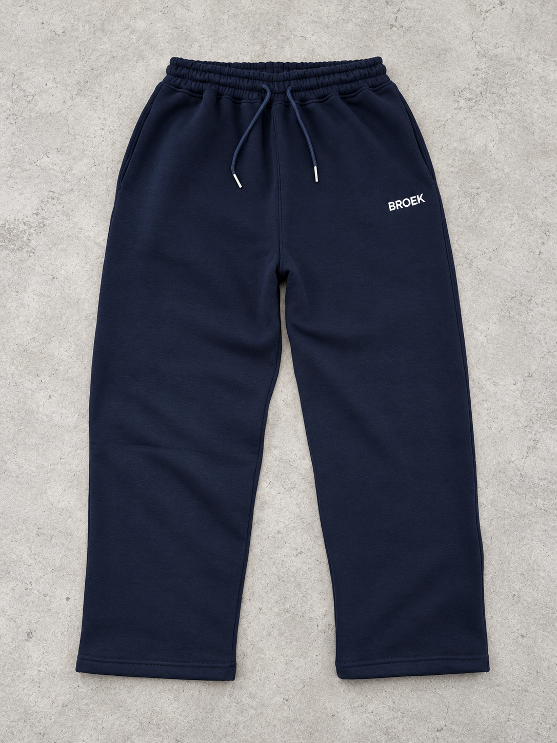 BROEK Relaxed Sweatpants – Navy — القطعة من الأمام — فلات لاي