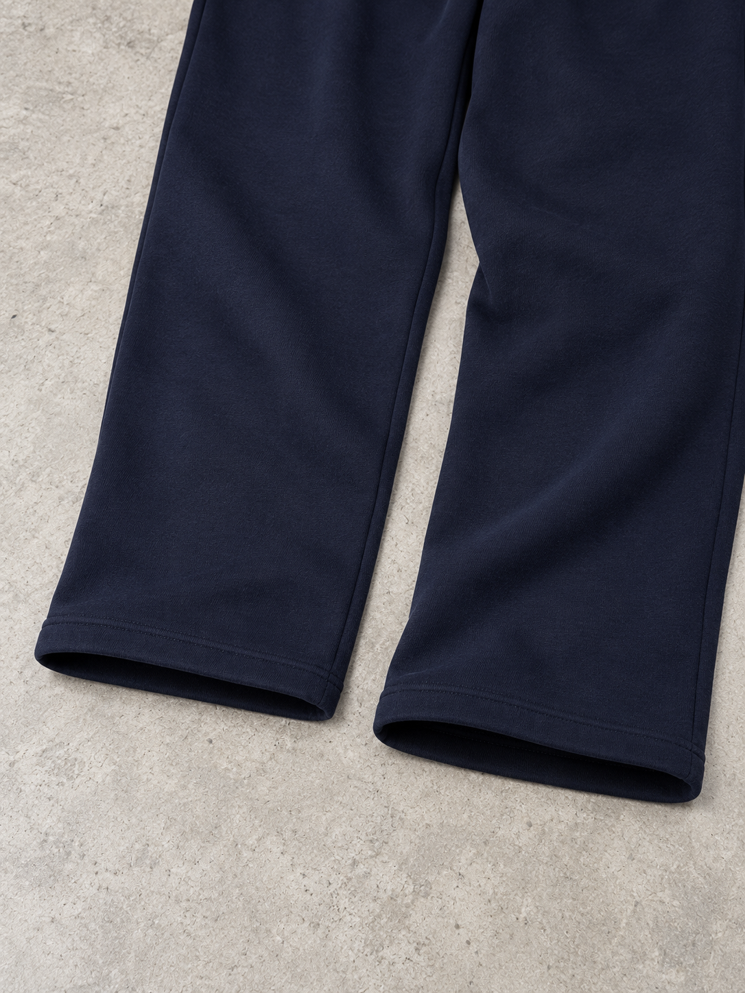 BROEK Relaxed Sweatpants – Navy — ثنية الرجل من الخارج
