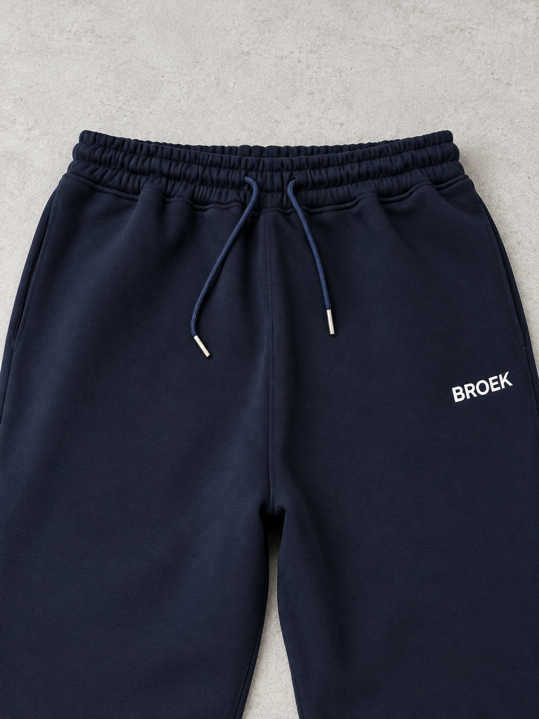 BROEK Relaxed Sweatpants – Navy — تفاصيل الرابر والكمر والجيب والرباط