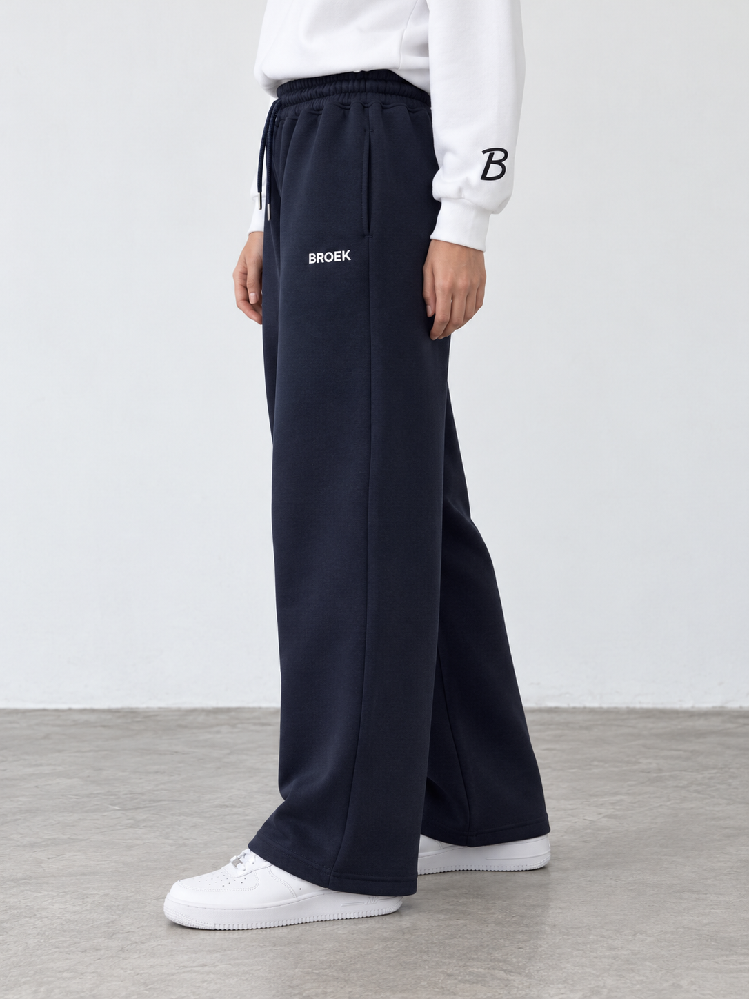 BROEK Relaxed Sweatpants – Navy — جنب البنطلون — الرجلان ستريت