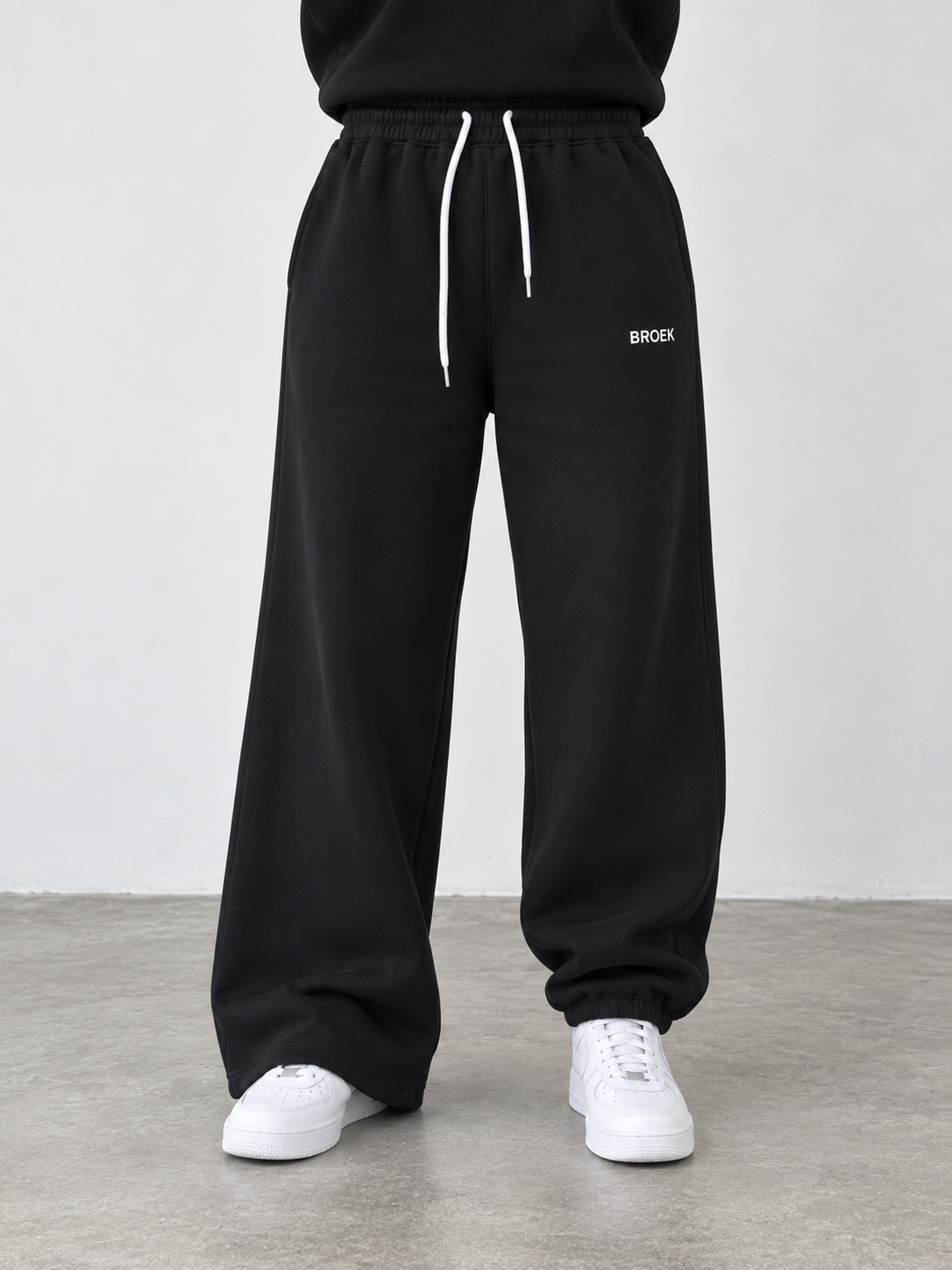 BROEK Relaxed Sweatpants – Black — أمامية واحدة — رجل مضمومة وأخرى مفتوحة