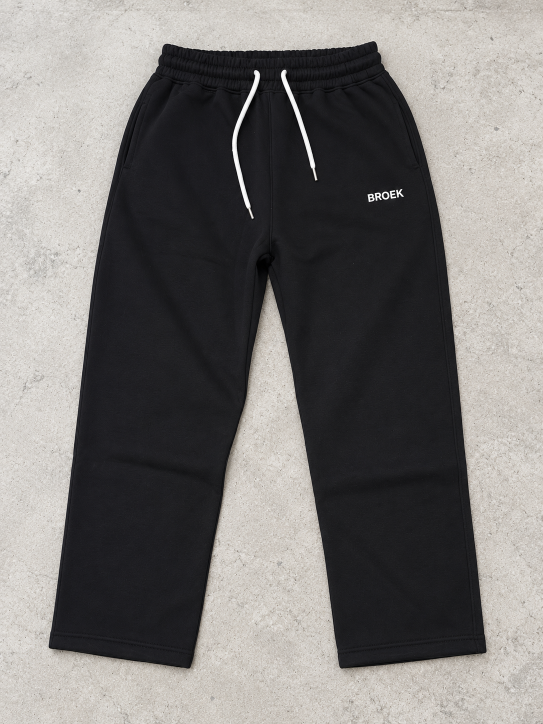 BROEK Relaxed Sweatpants – Black — القطعة من الأمام — فلات لاي