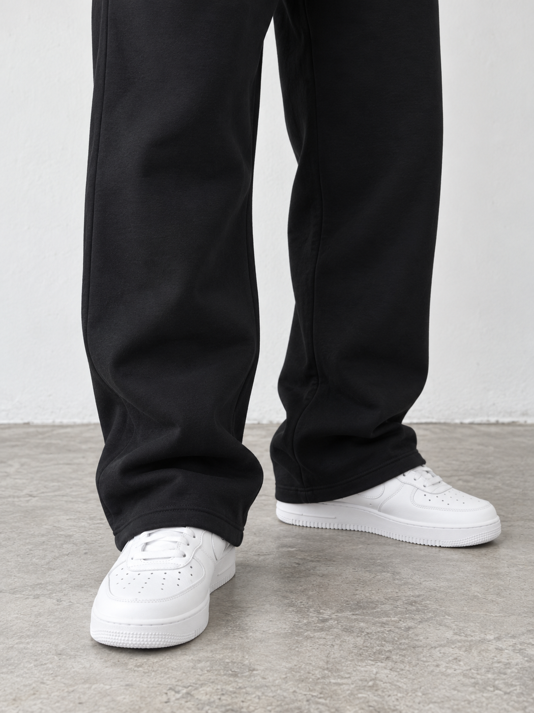 BROEK Relaxed Sweatpants – Black — ثنية الرجل من الخارج