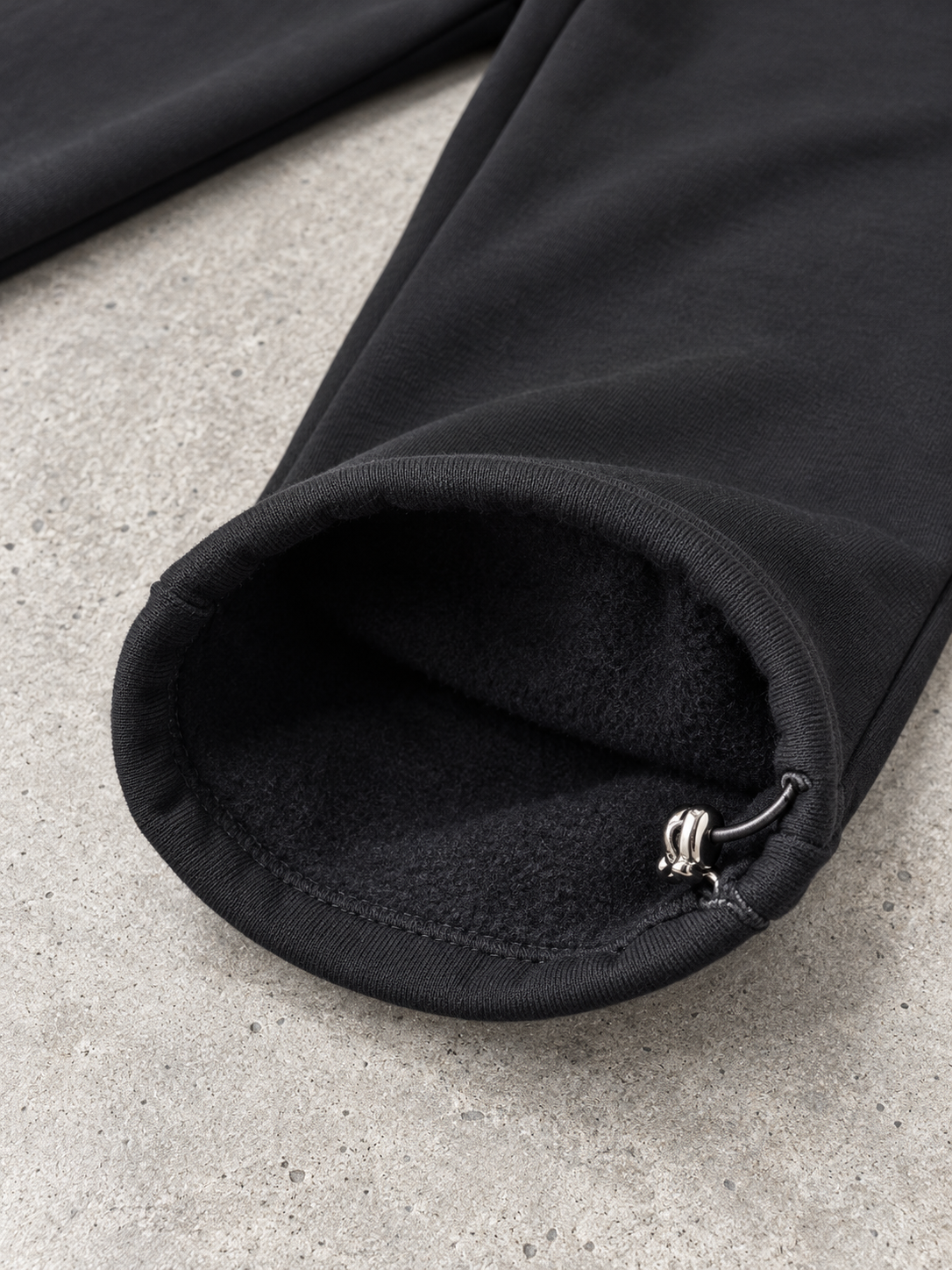 BROEK Relaxed Sweatpants – Black — الفليس والبكبك من الداخل