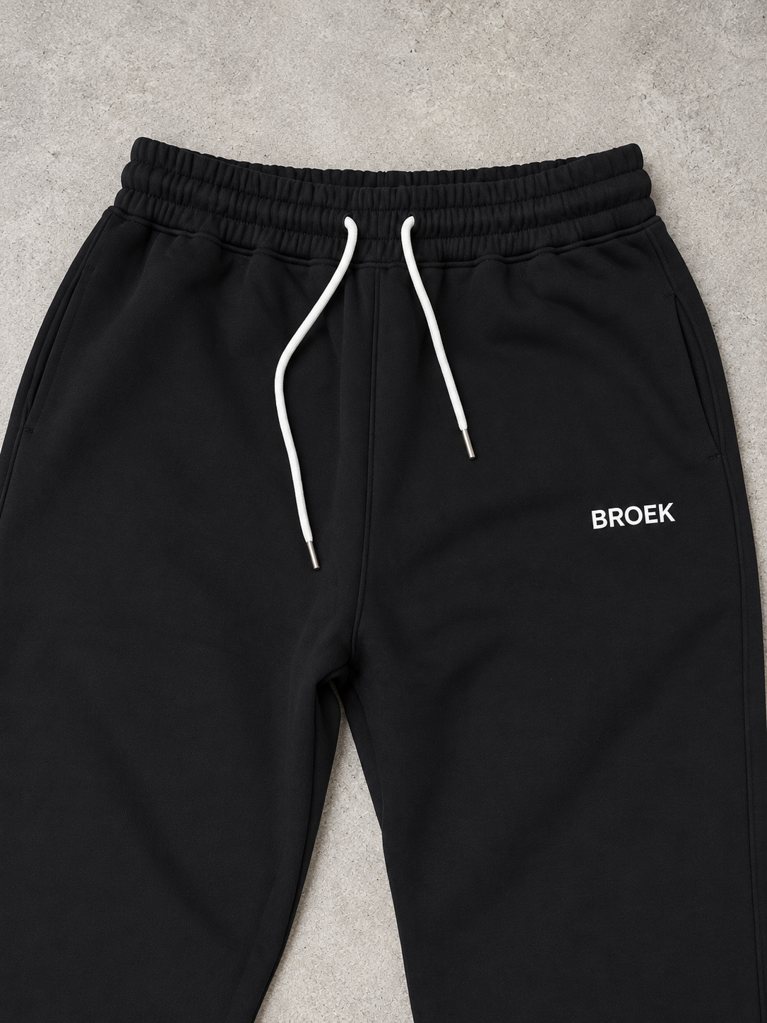 BROEK Relaxed Sweatpants – Black — تفاصيل الرابر والكمر والجيب والرباط