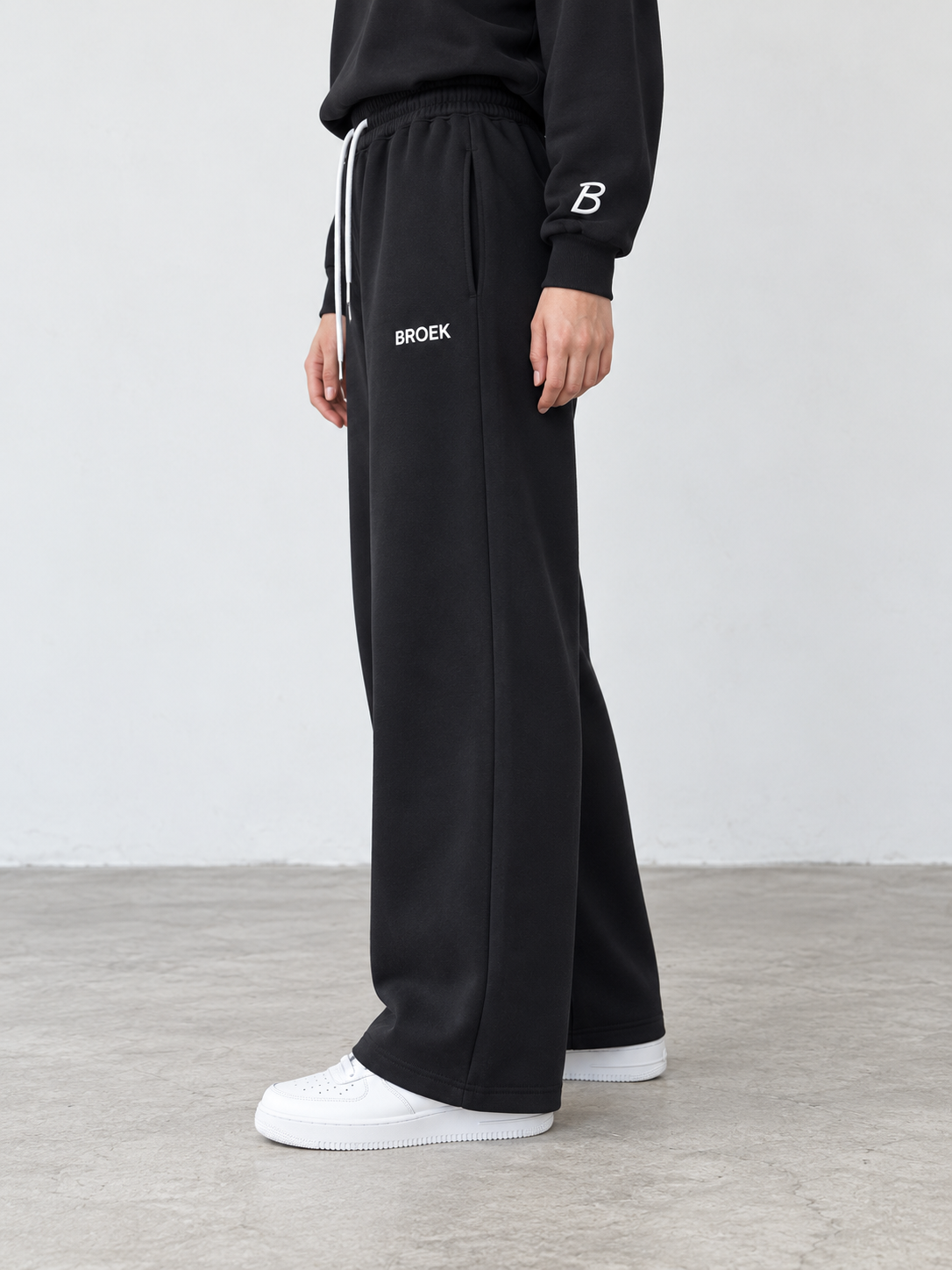 BROEK Relaxed Sweatpants – Black — جنب البنطلون — الرجلان ستريت