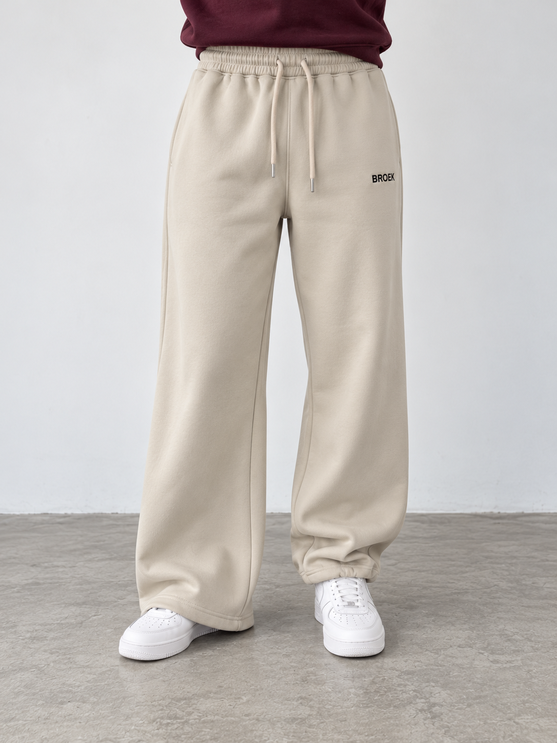 BROEK Relaxed Sweatpants – Beige — أمامية واحدة — رجل مضمومة وأخرى مفتوحة