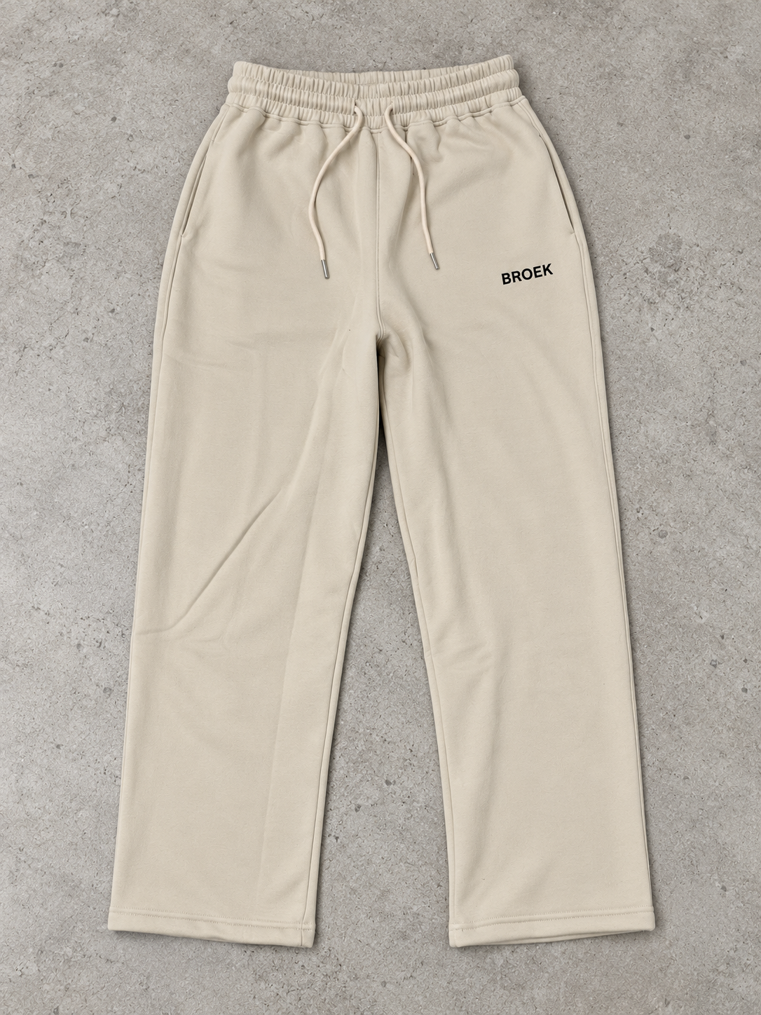 BROEK Relaxed Sweatpants – Beige — القطعة من الأمام — فلات لاي