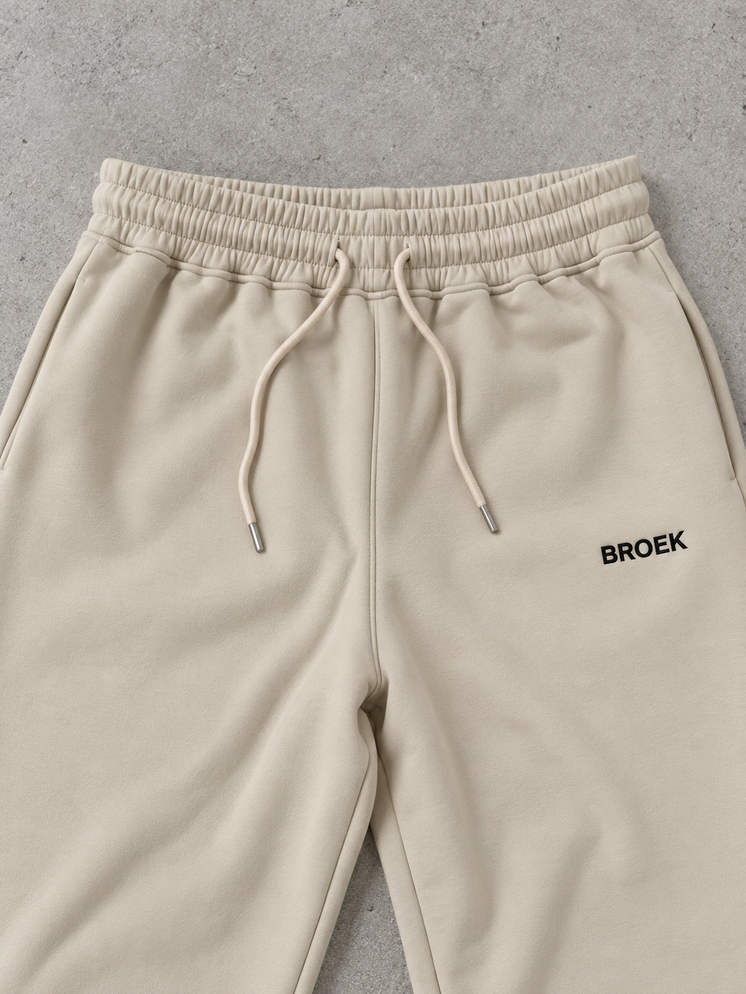 BROEK Relaxed Sweatpants – Beige — تفاصيل الرابر والكمر والجيب والرباط
