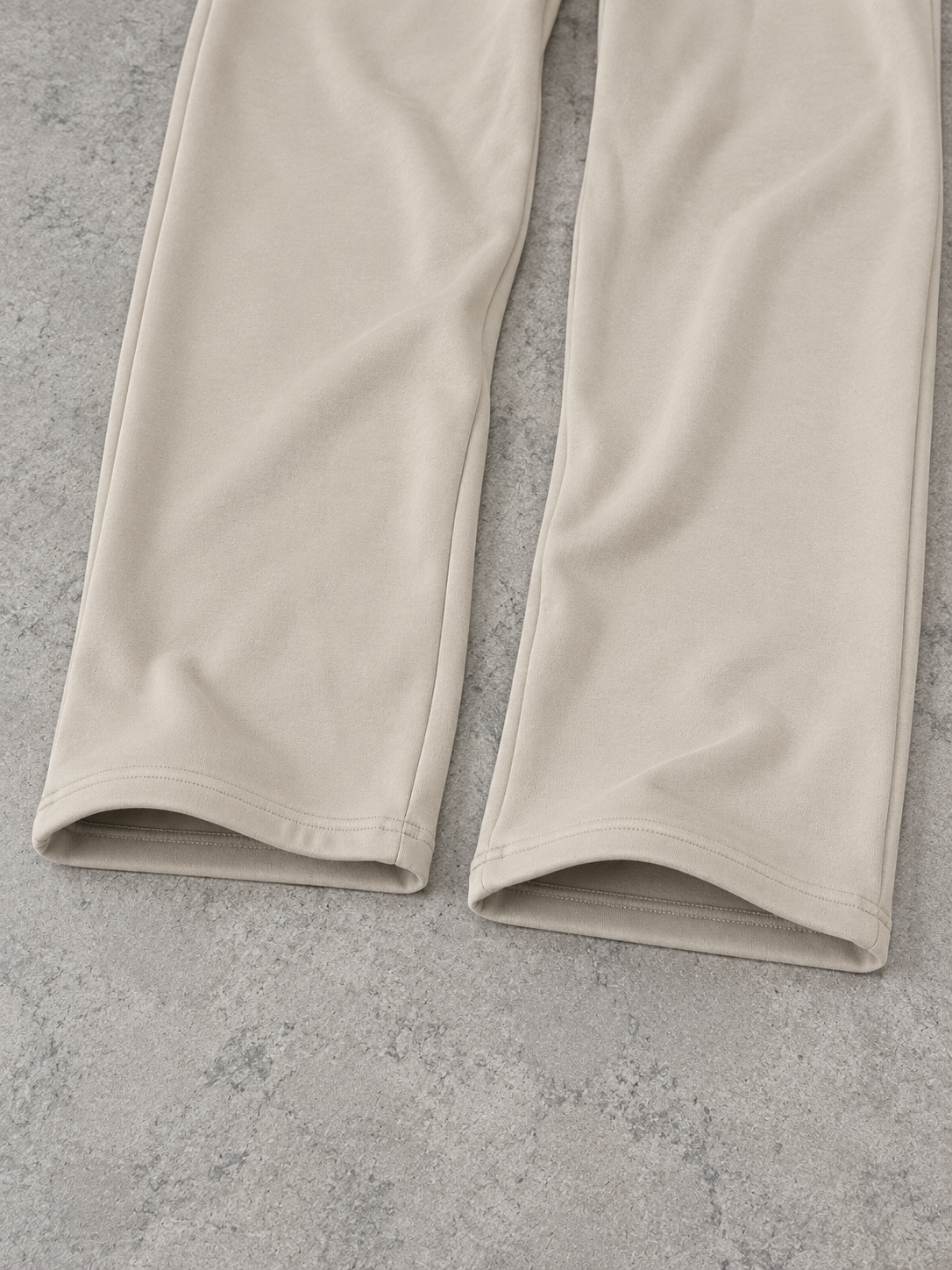BROEK Relaxed Sweatpants – Beige — ثنية الرجل من الخارج