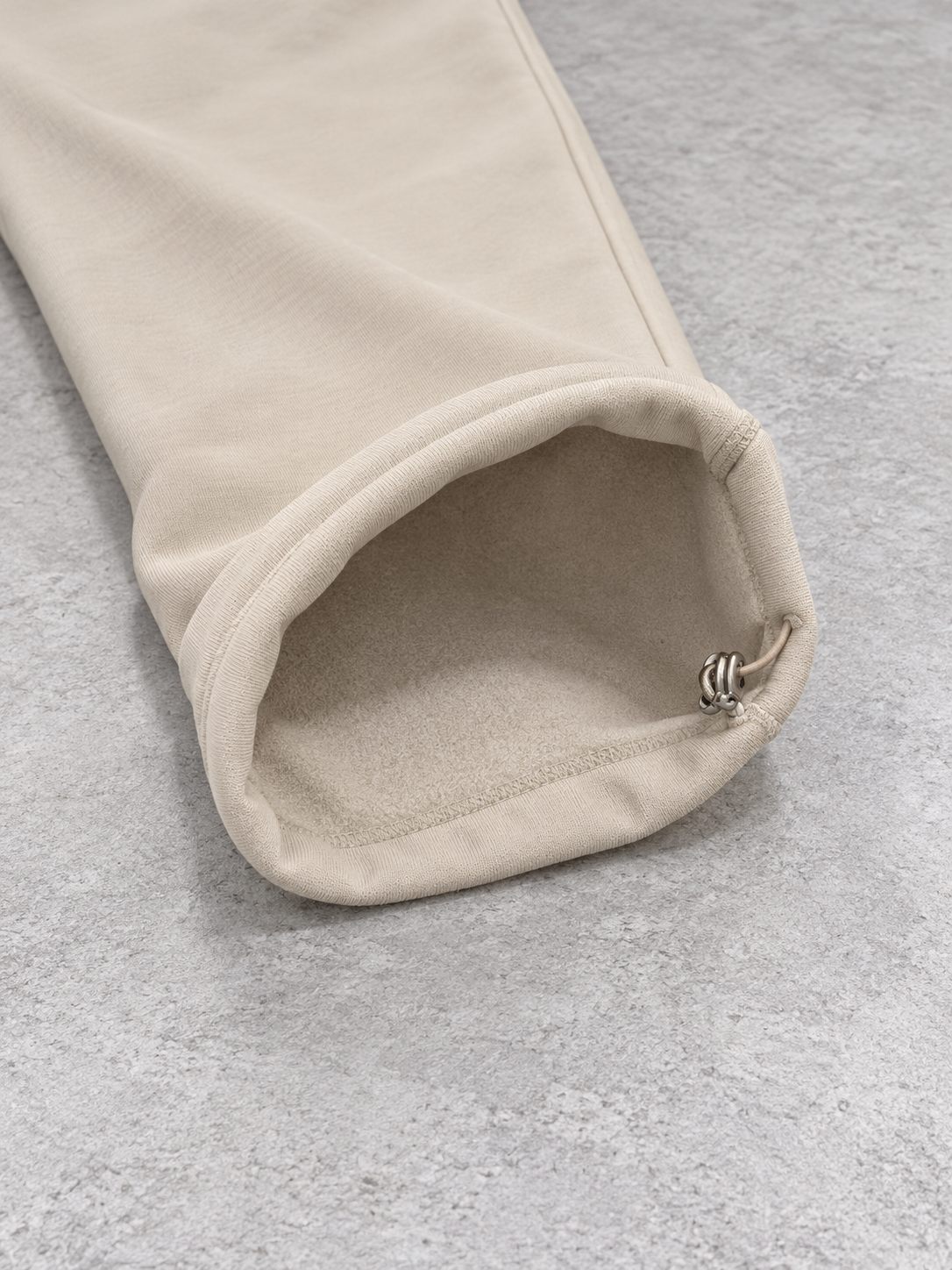 BROEK Relaxed Sweatpants – Beige — الفليس والبكبك من الداخل