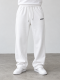 BROEK Relaxed Sweatpants – Off-White — أمام — الرجلان مفتوحتان