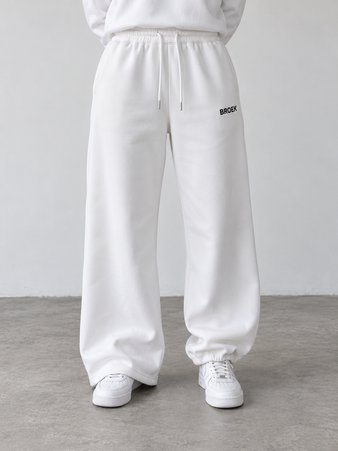 BROEK Relaxed Sweatpants – Off-White — أمامية واحدة — رجل مضمومة وأخرى مفتوحة