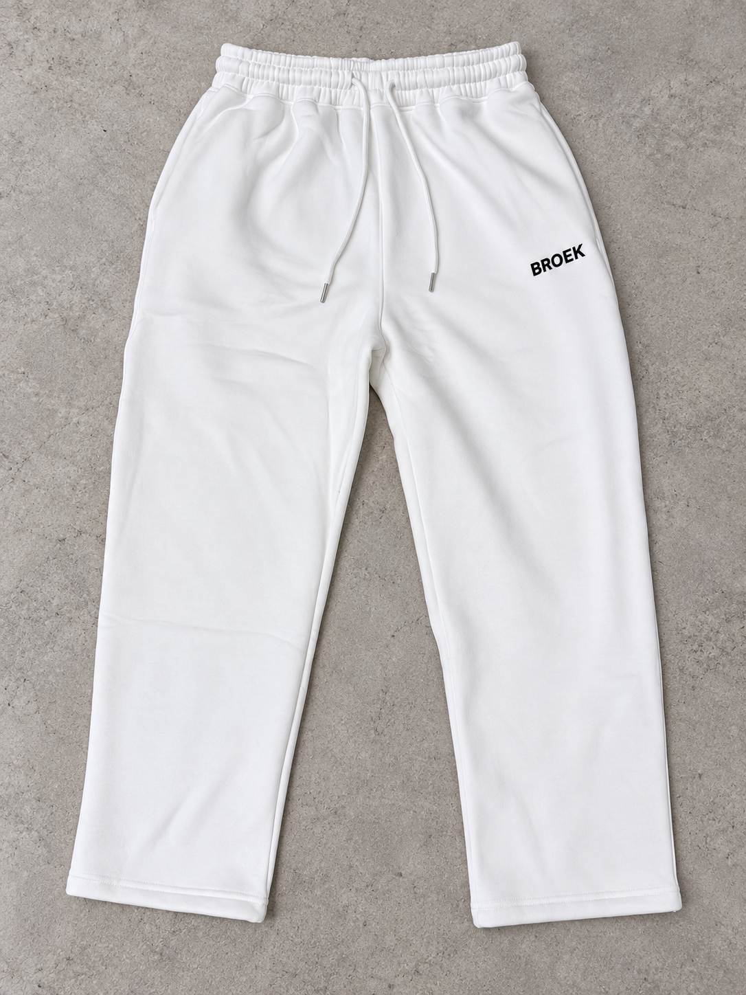 BROEK Relaxed Sweatpants – Off-White — القطعة من الأمام — فلات لاي