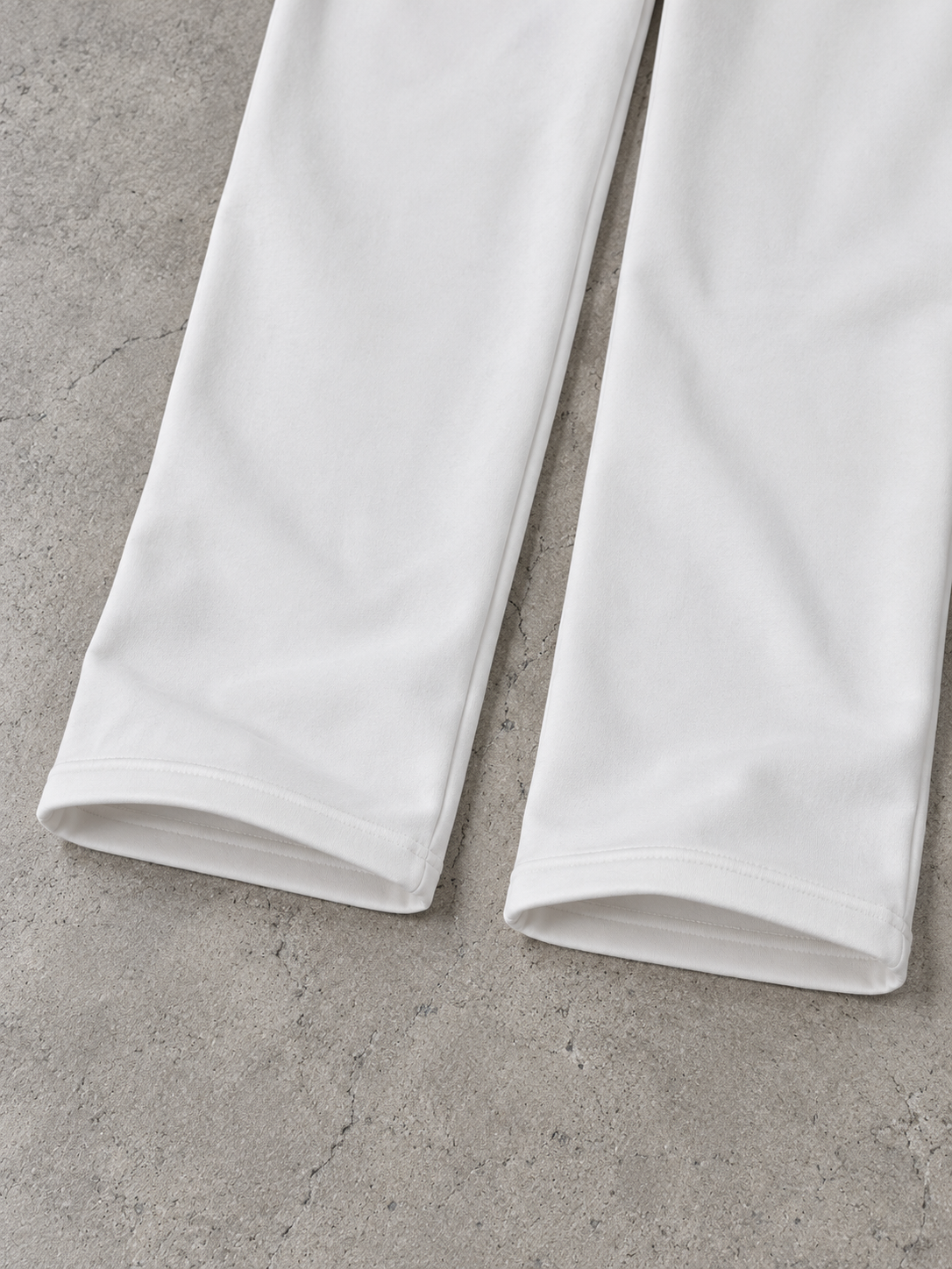 BROEK Relaxed Sweatpants – Off-White — ثنية الرجل من الخارج