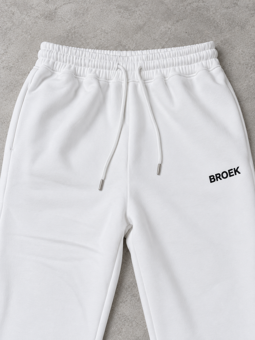 BROEK Relaxed Sweatpants – Off-White — تفاصيل الرابر والكمر والجيب والرباط