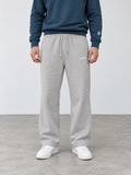 BROEK Relaxed Sweatpants – Grey Melange — أمام — الرجلان مفتوحتان