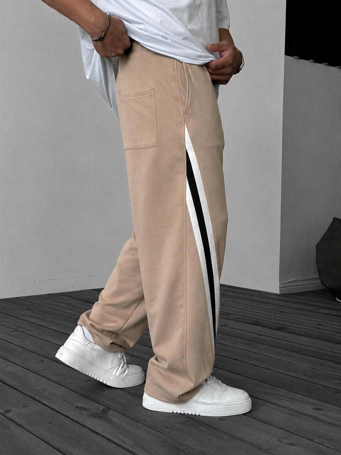 Contrast Stripe Relaxed Pants – Beige pocket and stripe detail