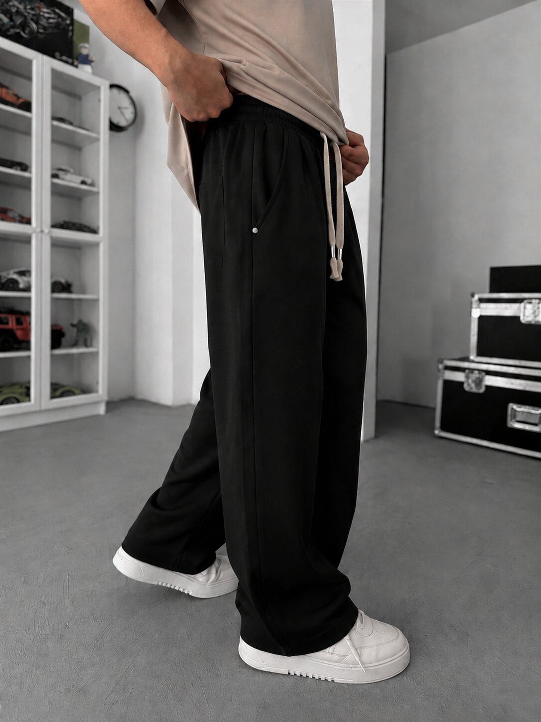 Pleated Relaxed Sweatpants in black, side view