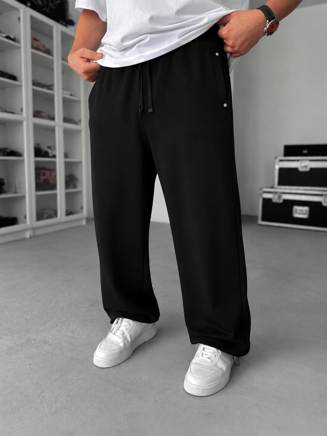 Soft Wide-Leg Pants – Black front angle